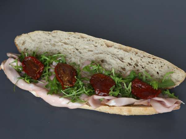 Gourmet italialainen voileipä, jossa on mortadellaa ja burrata-juustoa - Valmistelu askel 4