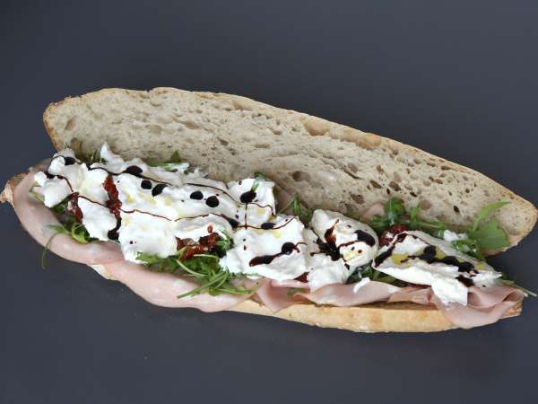 Gourmet italialainen voileipä, jossa on mortadellaa ja burrata-juustoa - Valmistelu askel 6