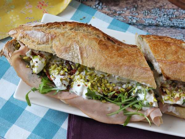 Gourmet italialainen voileipä, jossa on mortadellaa ja burrata-juustoa - Valmistelu askel 7