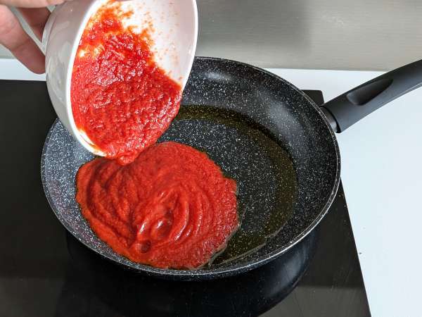Pasta stracciatellan ja kermaisen tomaatin kanssa: ensimmäinen kurssi valmis 10 minuutissa. - Valmistelu askel 1