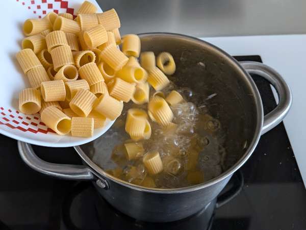 Pasta stracciatellan ja kermaisen tomaatin kanssa: ensimmäinen kurssi valmis 10 minuutissa. - Valmistelu askel 3