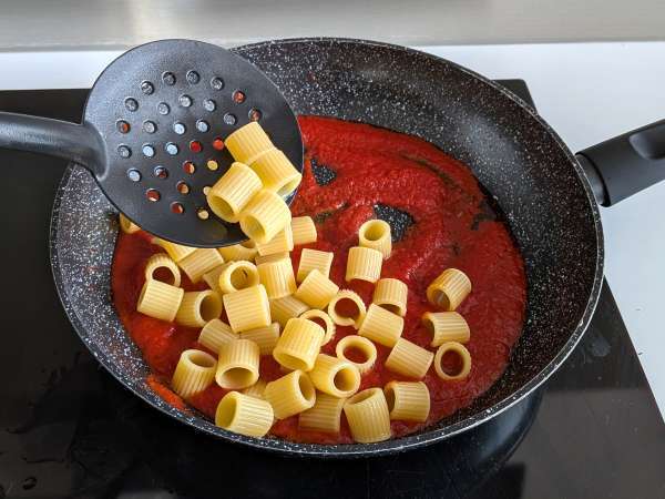 Pasta stracciatellan ja kermaisen tomaatin kanssa: ensimmäinen kurssi valmis 10 minuutissa. - Valmistelu askel 4