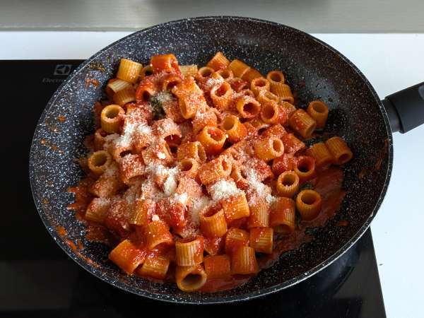 Pasta stracciatellan ja kermaisen tomaatin kanssa: ensimmäinen kurssi valmis 10 minuutissa. - Valmistelu askel 5