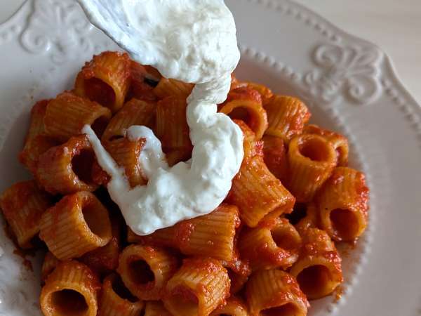 Pasta stracciatellan ja kermaisen tomaatin kanssa: ensimmäinen kurssi valmis 10 minuutissa. - Valmistelu askel 6