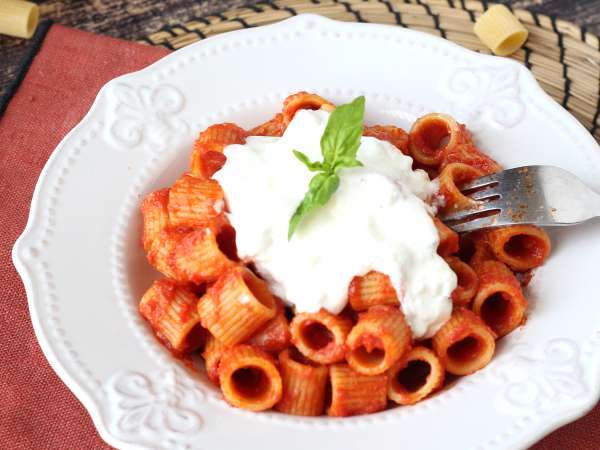 Pasta stracciatellan ja kermaisen tomaatin kanssa: ensimmäinen kurssi valmis 10 minuutissa. - Valmistelu askel 7