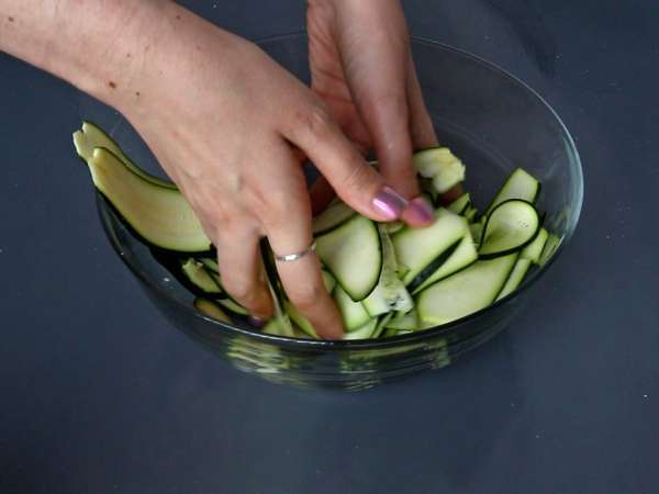 Pesto- ja kesäkurpitsatorttu: helppo resepti, joka tuoksuu aivan kesältä! - Valmistelu askel 2