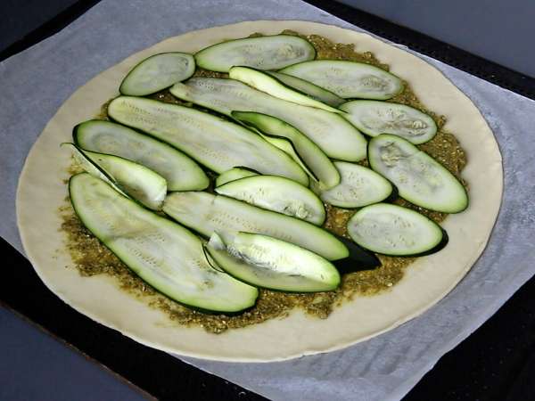 Pesto- ja kesäkurpitsatorttu: helppo resepti, joka tuoksuu aivan kesältä! - Valmistelu askel 4
