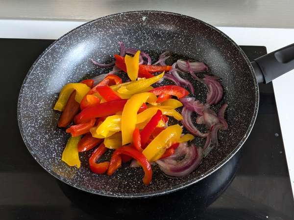 Pasta paprikoilla ja mintulla: kermaista ja aromaattista - Valmistelu askel 2