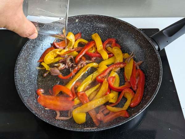 Pasta paprikoilla ja mintulla: kermaista ja aromaattista - Valmistelu askel 3