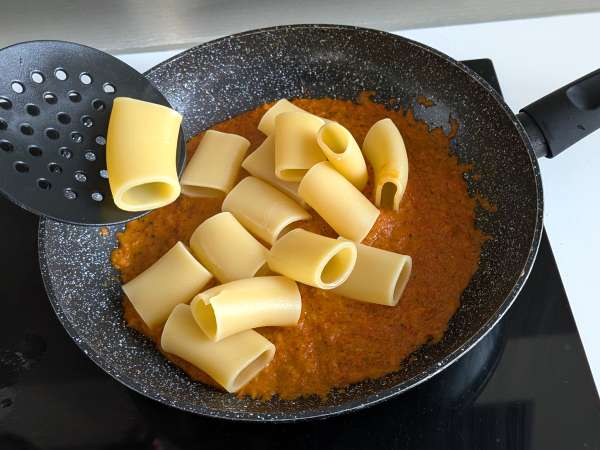 Pasta paprikoilla ja mintulla: kermaista ja aromaattista - Valmistelu askel 7