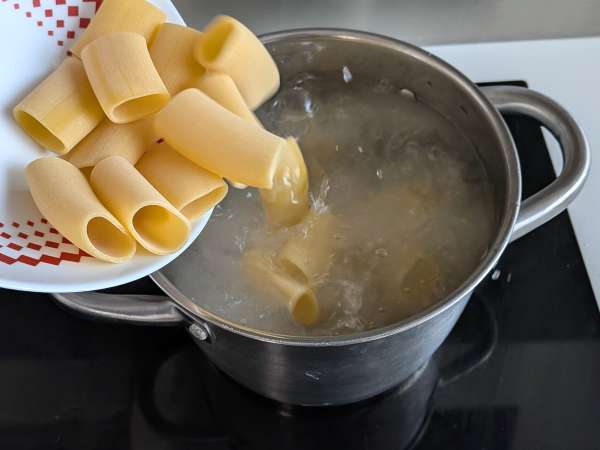 Pasta paprikoilla ja mintulla: kermaista ja aromaattista - Valmistelu askel 6