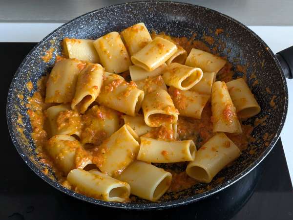 Pasta paprikoilla ja mintulla: kermaista ja aromaattista - Valmistelu askel 8