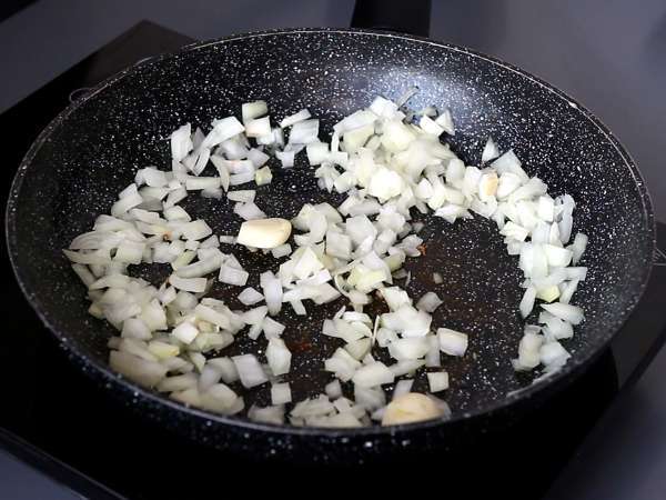 Orzo-pasta tomaateilla ja katkaravuilla risoton tapaan - Valmistelu askel 2
