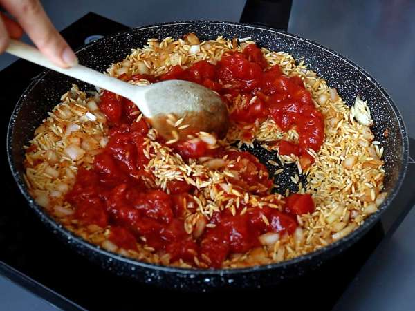 Orzo-pasta tomaateilla ja katkaravuilla risoton tapaan - Valmistelu askel 4