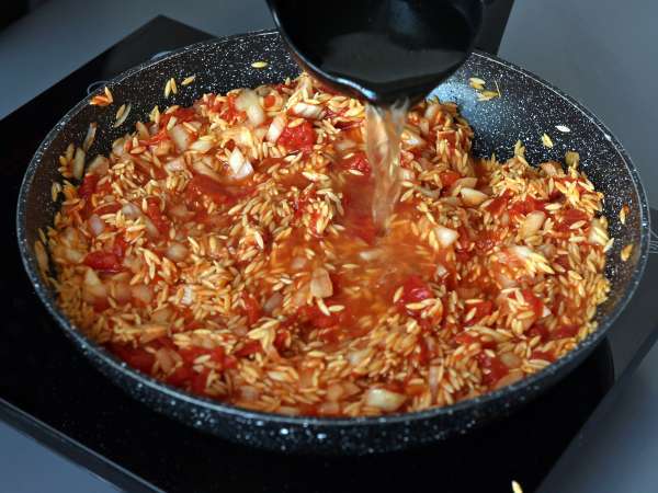Orzo-pasta tomaateilla ja katkaravuilla risoton tapaan - Valmistelu askel 5