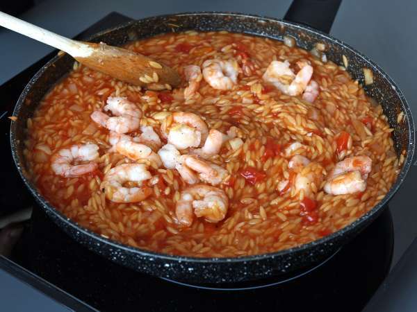 Orzo-pasta tomaateilla ja katkaravuilla risoton tapaan - Valmistelu askel 6