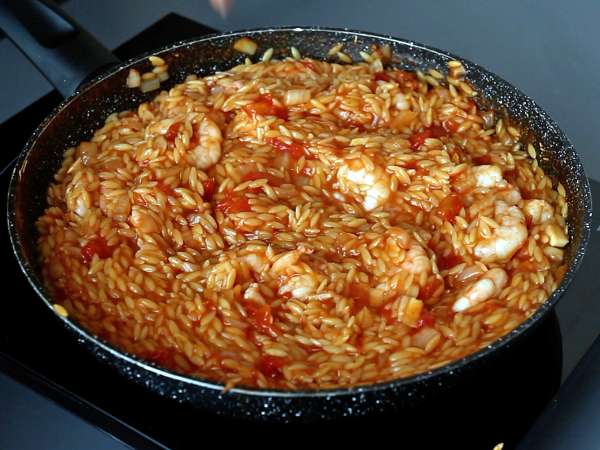 Orzo-pasta tomaateilla ja katkaravuilla risoton tapaan - Valmistelu askel 7