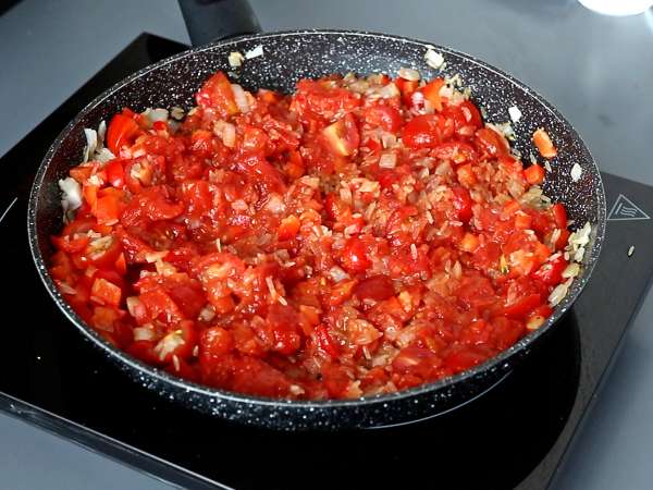 Yhden kattilan ruoka: kanaa, tomaatti- ja paprikariisiä - Valmistelu askel 5