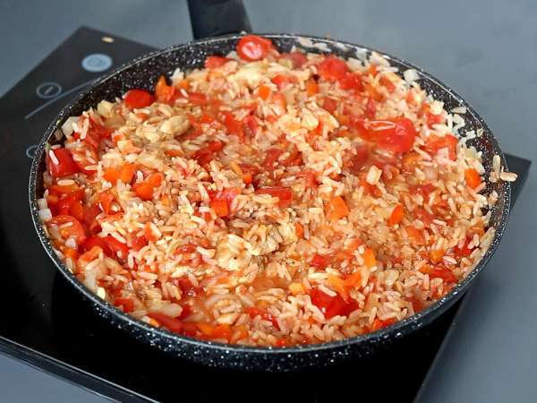 Yhden kattilan ruoka: kanaa, tomaatti- ja paprikariisiä - Valmistelu askel 9