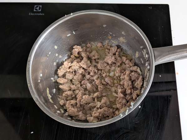 Uunissa paistettu rigatoni-timballo, jossa on makkaraa, besciamellaa ja mozzarellaa - Valmistelu askel 1