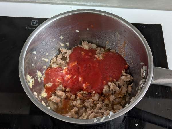 Uunissa paistettu rigatoni-timballo, jossa on makkaraa, besciamellaa ja mozzarellaa - Valmistelu askel 2