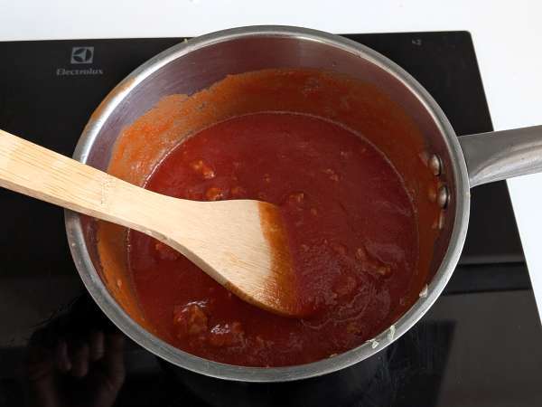 Uunissa paistettu rigatoni-timballo, jossa on makkaraa, besciamellaa ja mozzarellaa - Valmistelu askel 3