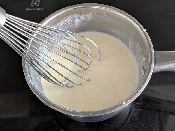 Uunissa paistettu rigatoni-timballo, jossa on makkaraa, besciamellaa ja mozzarellaa - Valmistelu askel 5
