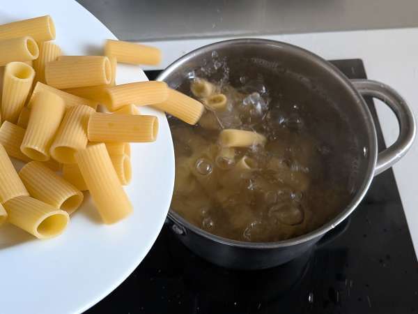 Uunissa paistettu rigatoni-timballo, jossa on makkaraa, besciamellaa ja mozzarellaa - Valmistelu askel 6