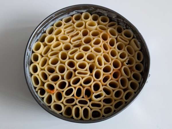Uunissa paistettu rigatoni-timballo, jossa on makkaraa, besciamellaa ja mozzarellaa - Valmistelu askel 9