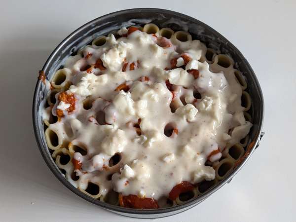 Uunissa paistettu rigatoni-timballo, jossa on makkaraa, besciamellaa ja mozzarellaa - Valmistelu askel 10
