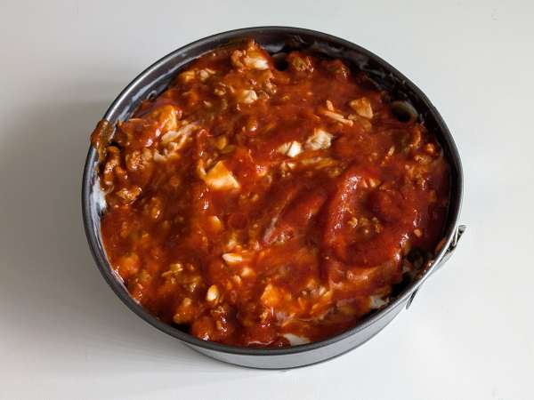 Uunissa paistettu rigatoni-timballo, jossa on makkaraa, besciamellaa ja mozzarellaa - Valmistelu askel 11
