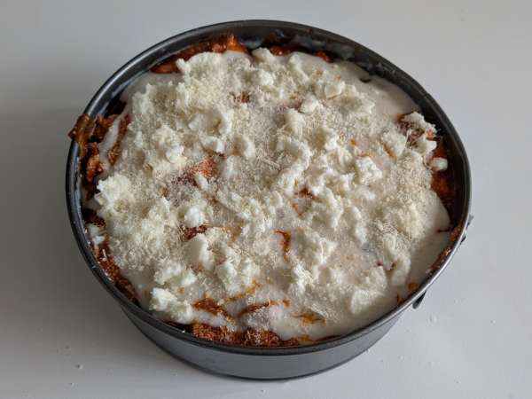 Uunissa paistettu rigatoni-timballo, jossa on makkaraa, besciamellaa ja mozzarellaa - Valmistelu askel 12