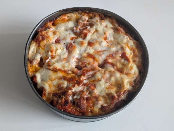 Uunissa paistettu rigatoni-timballo, jossa on makkaraa, besciamellaa ja mozzarellaa - Valmistelu askel 13