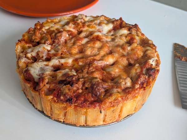 Uunissa paistettu rigatoni-timballo, jossa on makkaraa, besciamellaa ja mozzarellaa - Valmistelu askel 14