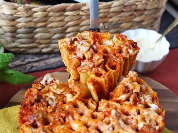 Uunissa paistettu rigatoni-timballo, jossa on makkaraa, besciamellaa ja mozzarellaa - Valmistelu askel 15
