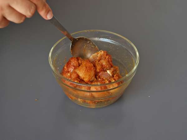 Kanakastikkeella maustetut udon-nuudelit ja kermainen thaimaalainen currykastike - Valmistelu askel 1