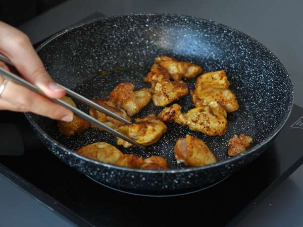 Kanakastikkeella maustetut udon-nuudelit ja kermainen thaimaalainen currykastike - Valmistelu askel 2