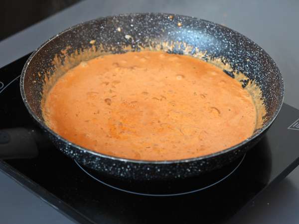Kanakastikkeella maustetut udon-nuudelit ja kermainen thaimaalainen currykastike - Valmistelu askel 4
