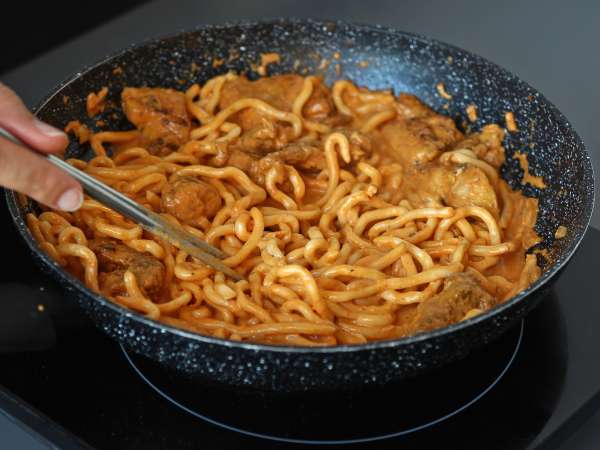 Kanakastikkeella maustetut udon-nuudelit ja kermainen thaimaalainen currykastike - Valmistelu askel 5