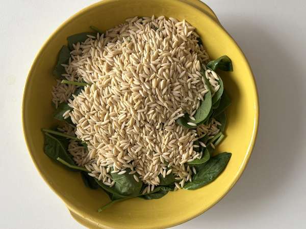Yhden kattilan orzo-ruoka paprikoilla, chorizolla ja pinaatilla - Valmistelu askel 2