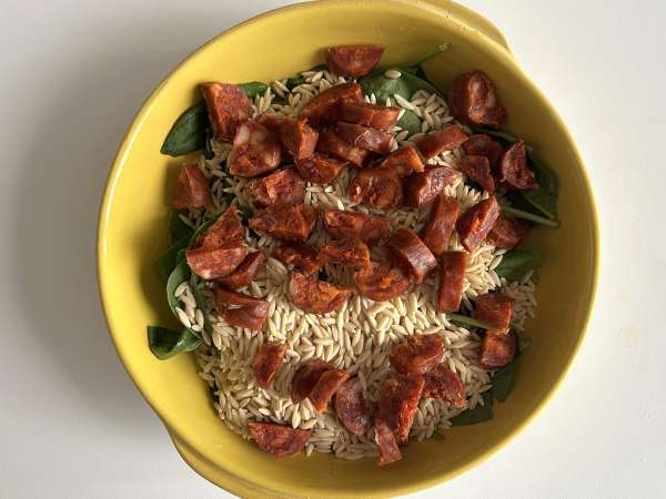 Yhden kattilan orzo-ruoka paprikoilla, chorizolla ja pinaatilla - Valmistelu askel 3