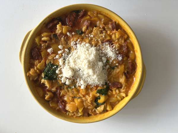Yhden kattilan orzo-ruoka paprikoilla, chorizolla ja pinaatilla - Valmistelu askel 6