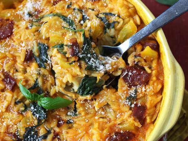 Yhden kattilan orzo-ruoka paprikoilla, chorizolla ja pinaatilla - Valmistelu askel 7