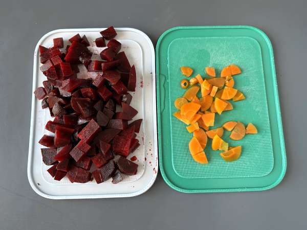 Punajuurisalaatti grillatulla halloumi-juustolla - Valmistelu askel 1