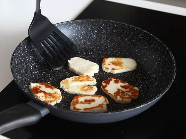 Punajuurisalaatti grillatulla halloumi-juustolla - Valmistelu askel 7