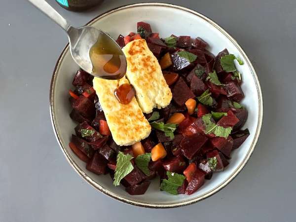 Punajuurisalaatti grillatulla halloumi-juustolla - Valmistelu askel 8