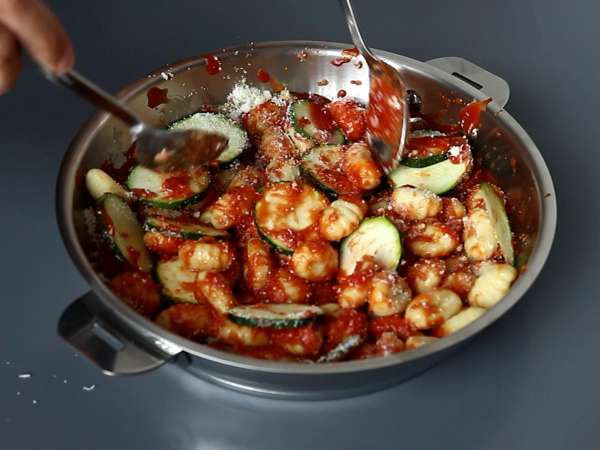 Nopea resepti: kesäkurpitsa-gnocchi-mozzarella-gratin - Valmistelu askel 3