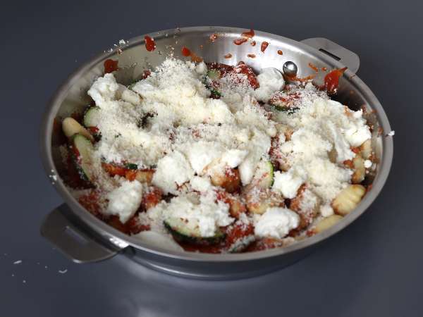 Nopea resepti: kesäkurpitsa-gnocchi-mozzarella-gratin - Valmistelu askel 4