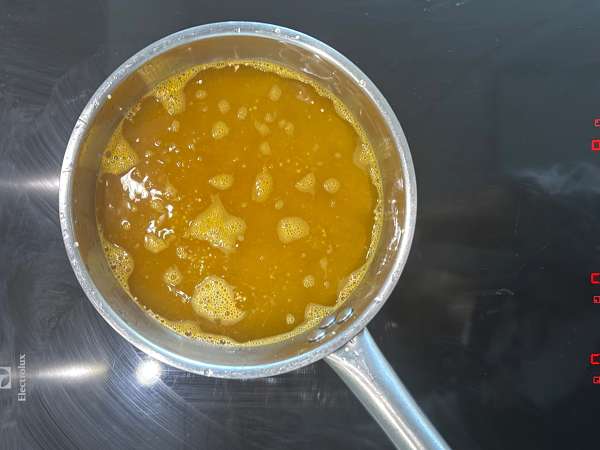 Proteiinipitoinen quinoa-salaatti, jossa on punaisia papuja ja maissia - Valmistelu askel 1