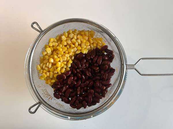Proteiinipitoinen quinoa-salaatti, jossa on punaisia papuja ja maissia - Valmistelu askel 3
